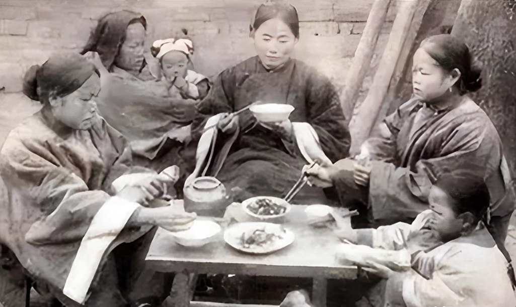 回顾高清老照片旗人格格豪放洗衣地主三妻四妾不输女明星