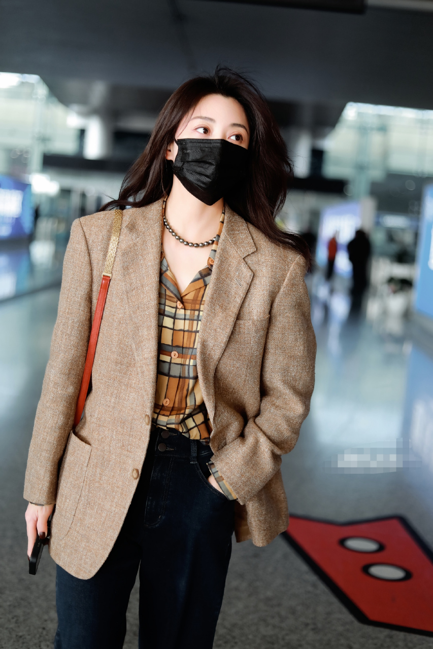 殷桃机场照,身穿咖色西装搭配牛仔裤,又a又酷,美到爆炸