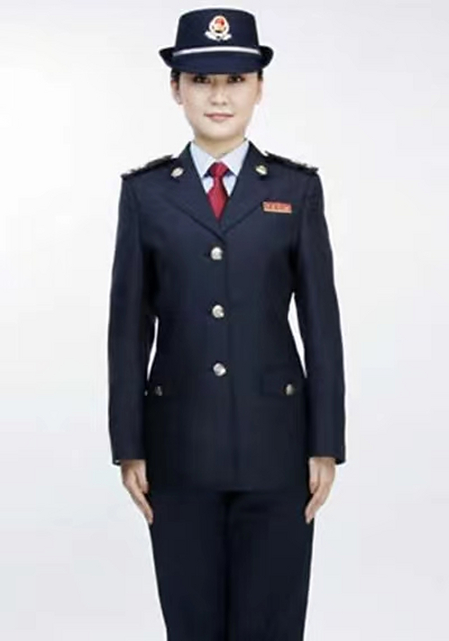 税务常服分春秋和冬两种,采用藏青色毛涤面料,注重实用性和美观性