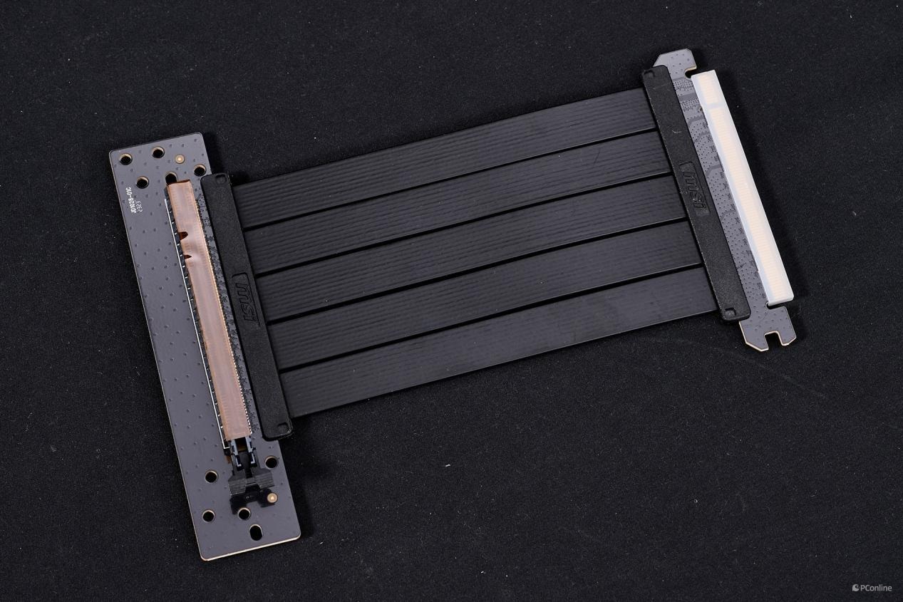 meg maestro 700l pz机箱附赠的配件:pcie 4.