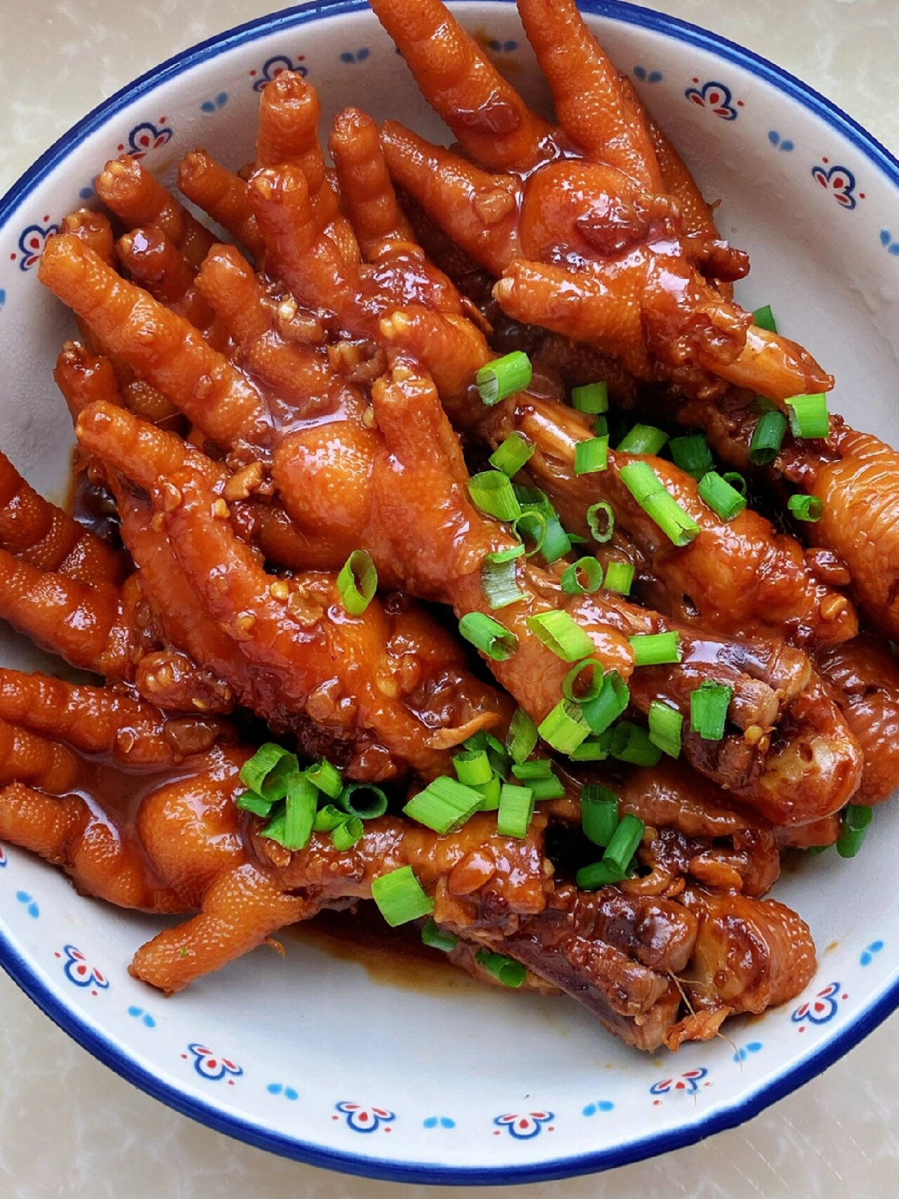 红烧鸡爪绝妙做法,软糯入味,辣香四溢,一吃就上瘾的美味诱惑