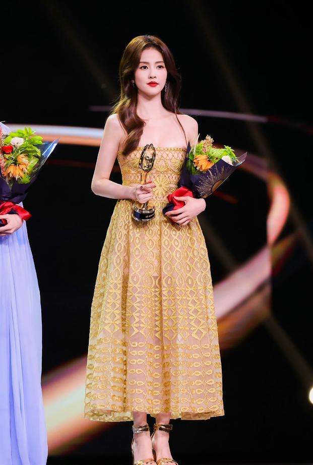 白露:从网红到明星的华丽转身,努力与坚持铸就的逆袭之路