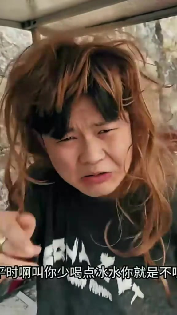 因为看到黑妹肠胃不舒服反胃,以为她是怀孕了讲了些风言风语