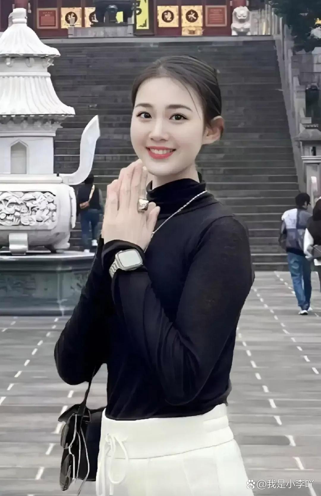 诚心拜佛这位黑衣女子双手合十