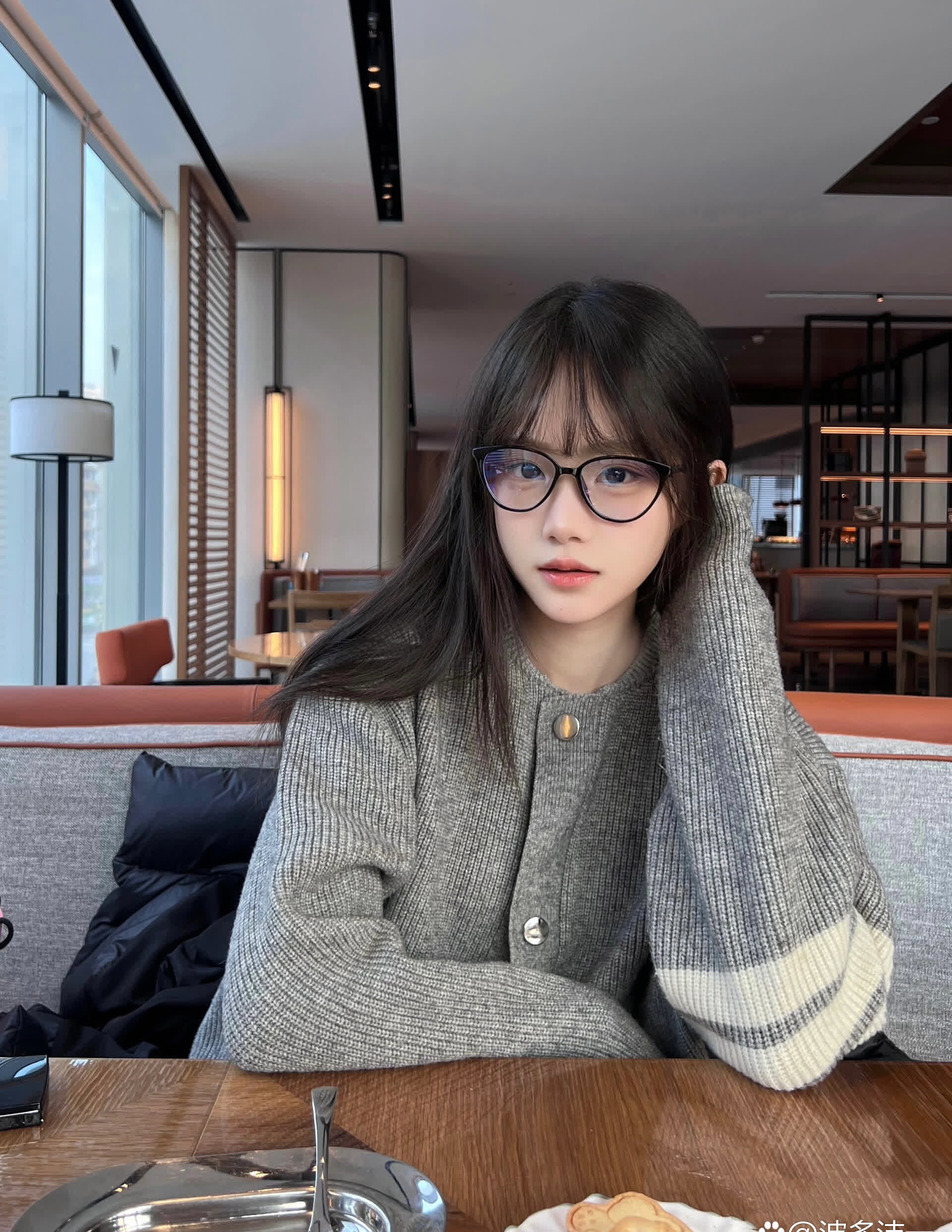 戴眼镜的女生根本吃不饱