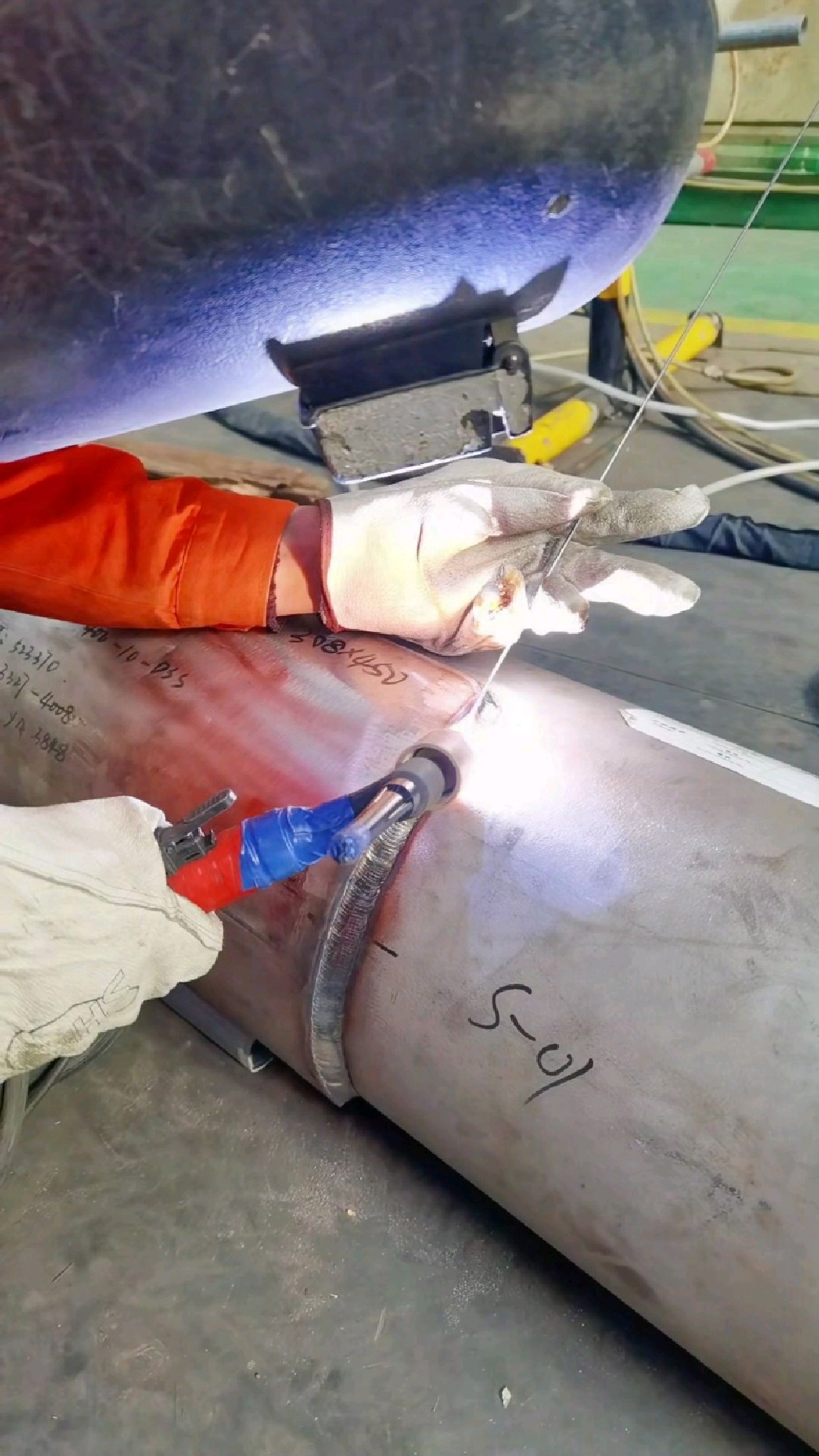 不锈钢工艺管道氩弧焊接,现场师傅手艺不错,活干的漂亮!-度小视