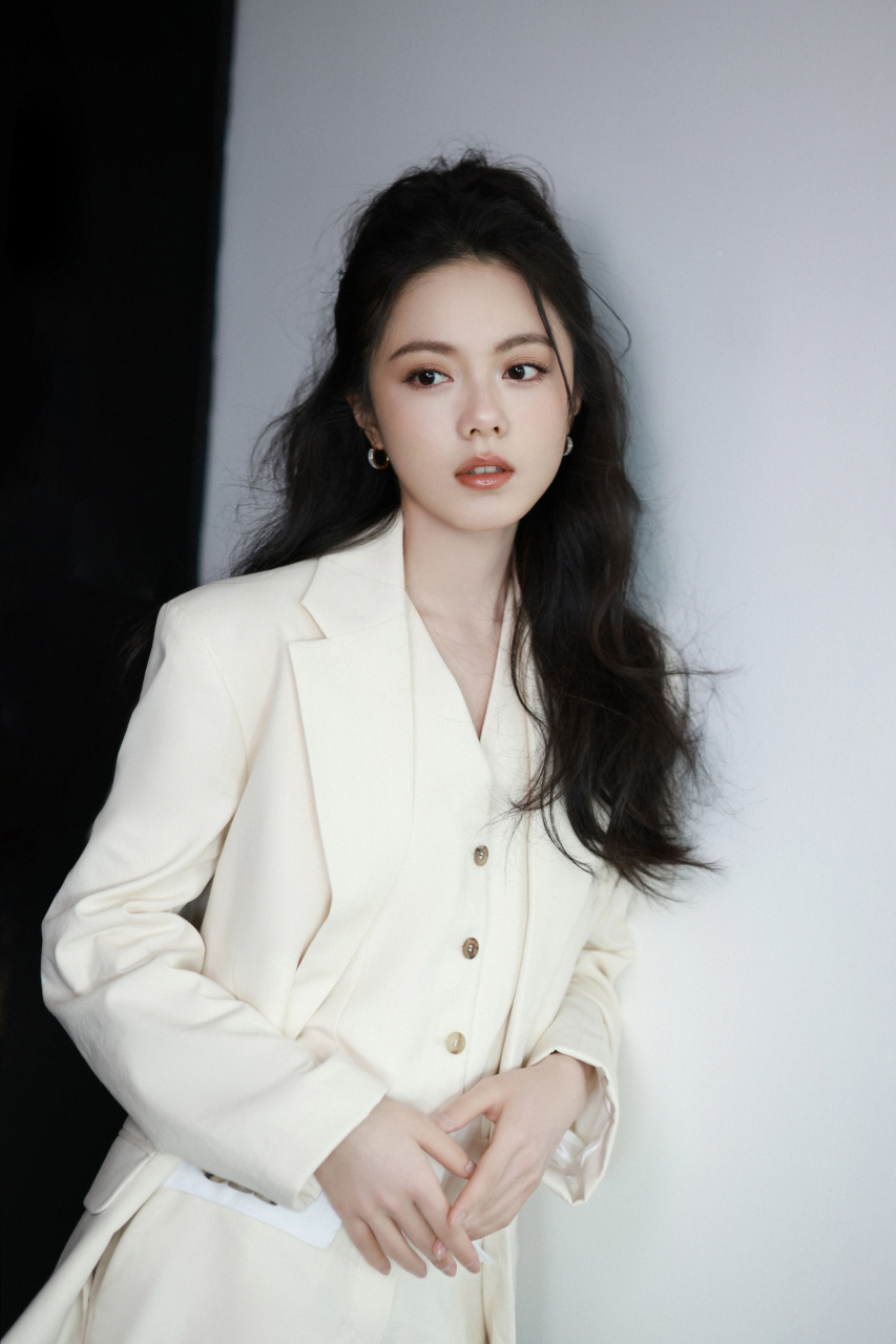 鎏金裙太成熟,反而遮盖了赵今麦的清纯.