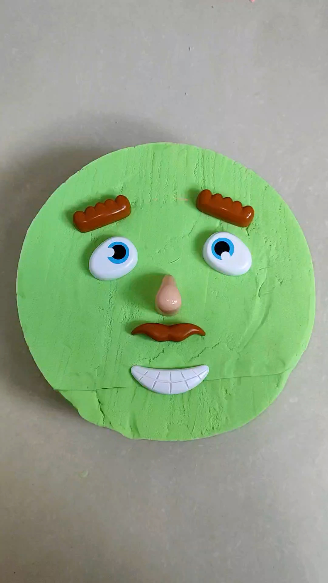 小泽用太空沙做的老头蛋糕