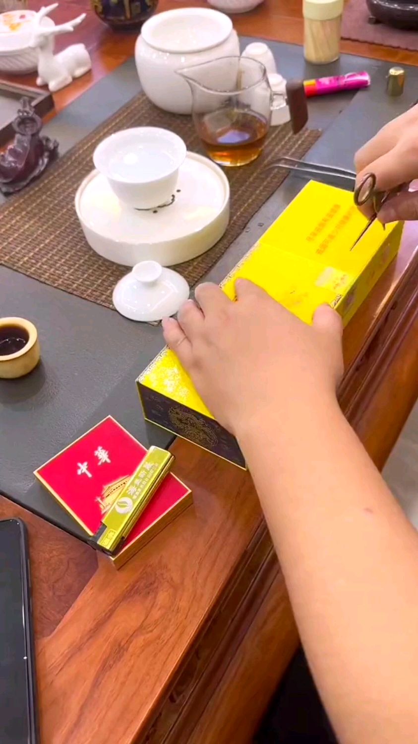 黄盒带龙纹黯然又销魂,南京软九五至尊.太帅啦.