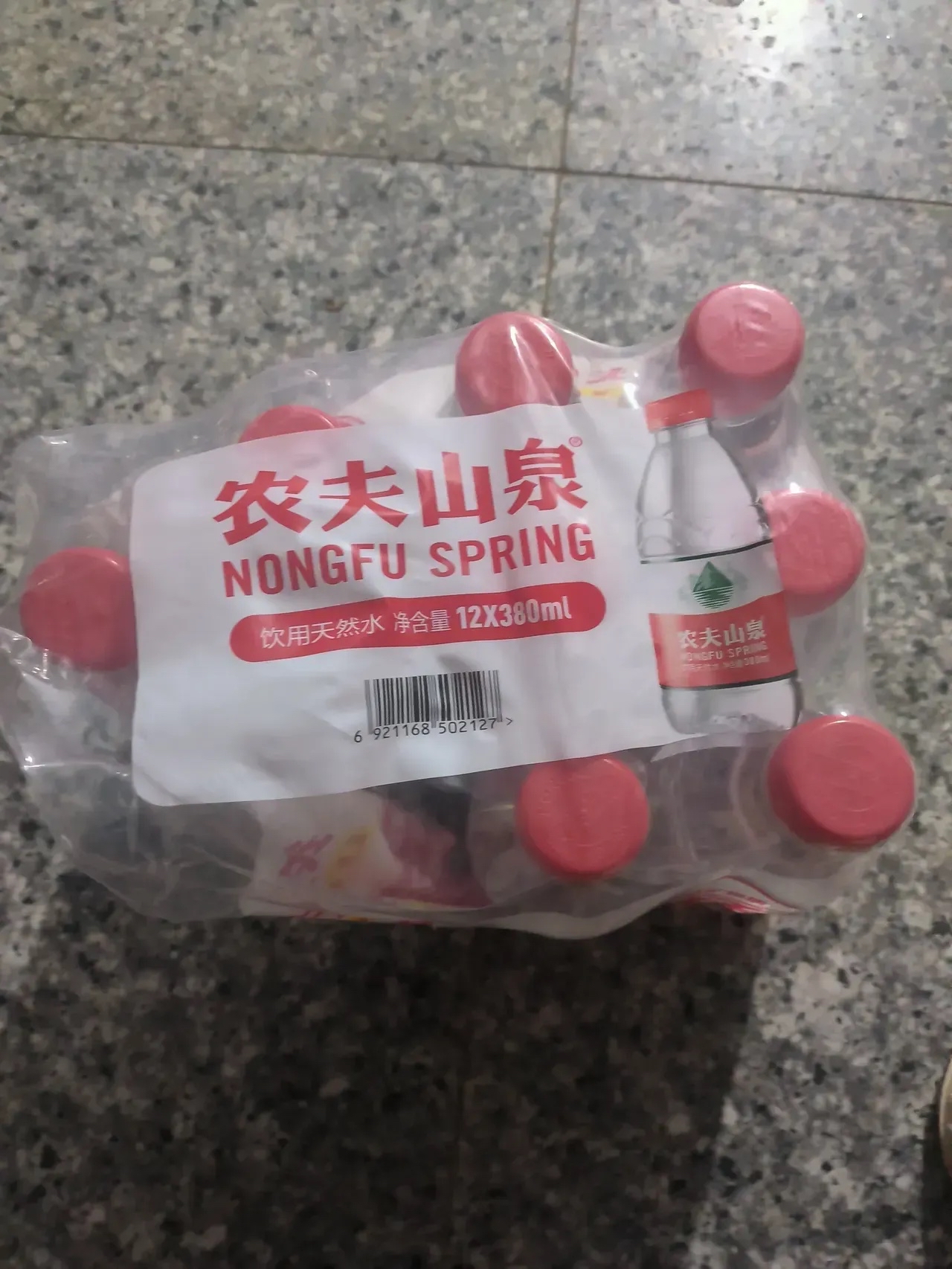 今天去加了200块钱的油加油站送给我一提农夫山泉水看来这农夫