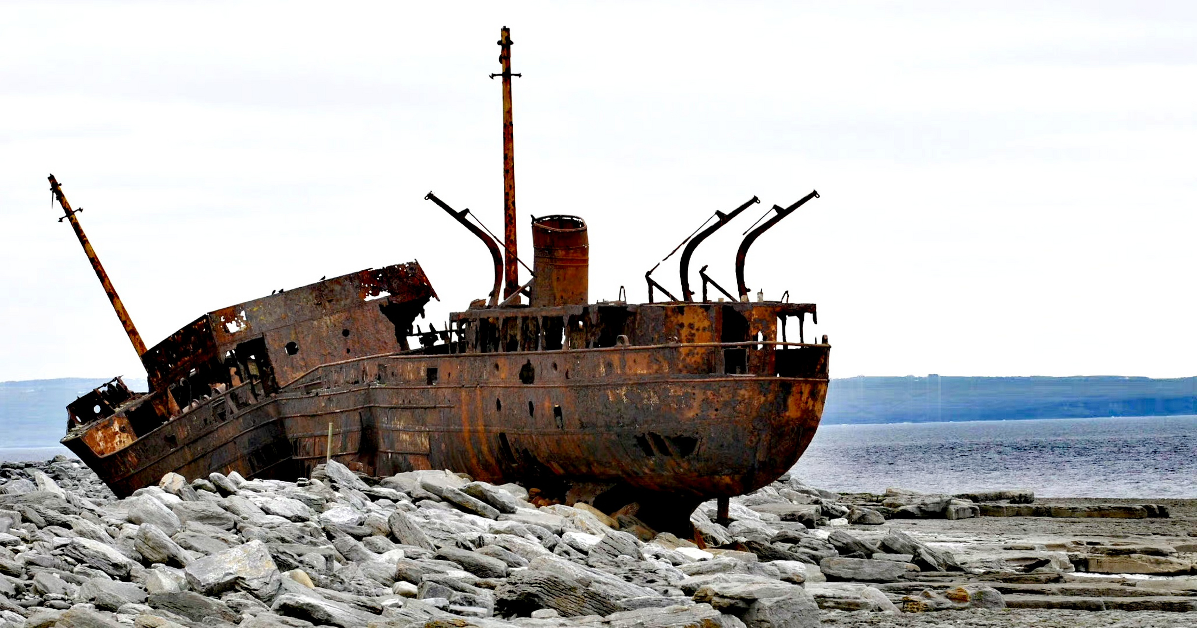 一组废弃船舶照片欣赏,它们因各种原因被放弃在海中和岸边,经过大海