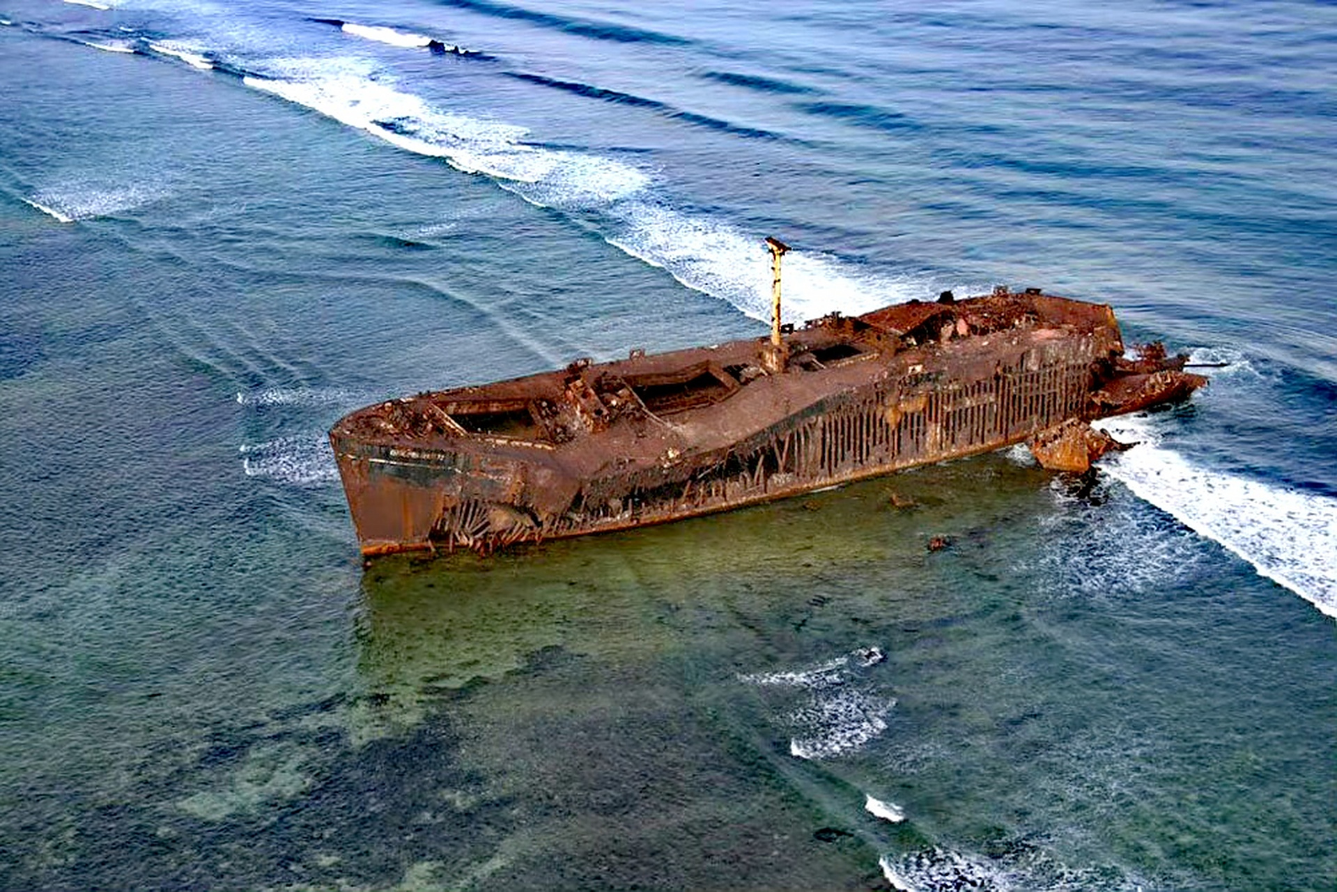 一组废弃船舶照片欣赏,它们因各种原因被放弃在海中和岸边,经过大海