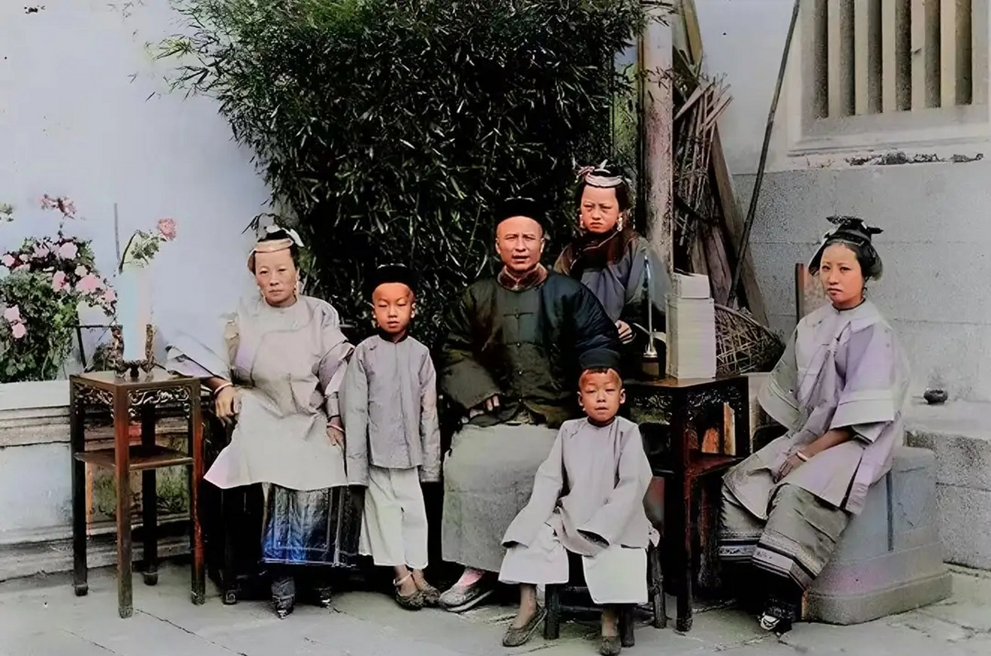 晚清时期,一位官员和他的妻妾及孩子拍摄的全家福,照