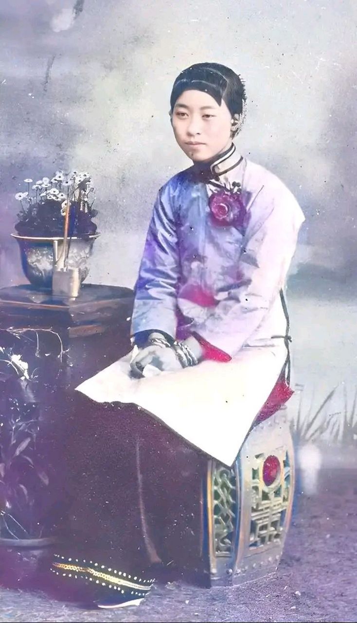 晚清时期,一名富家千金在照相馆拍摄的留影,照片中这