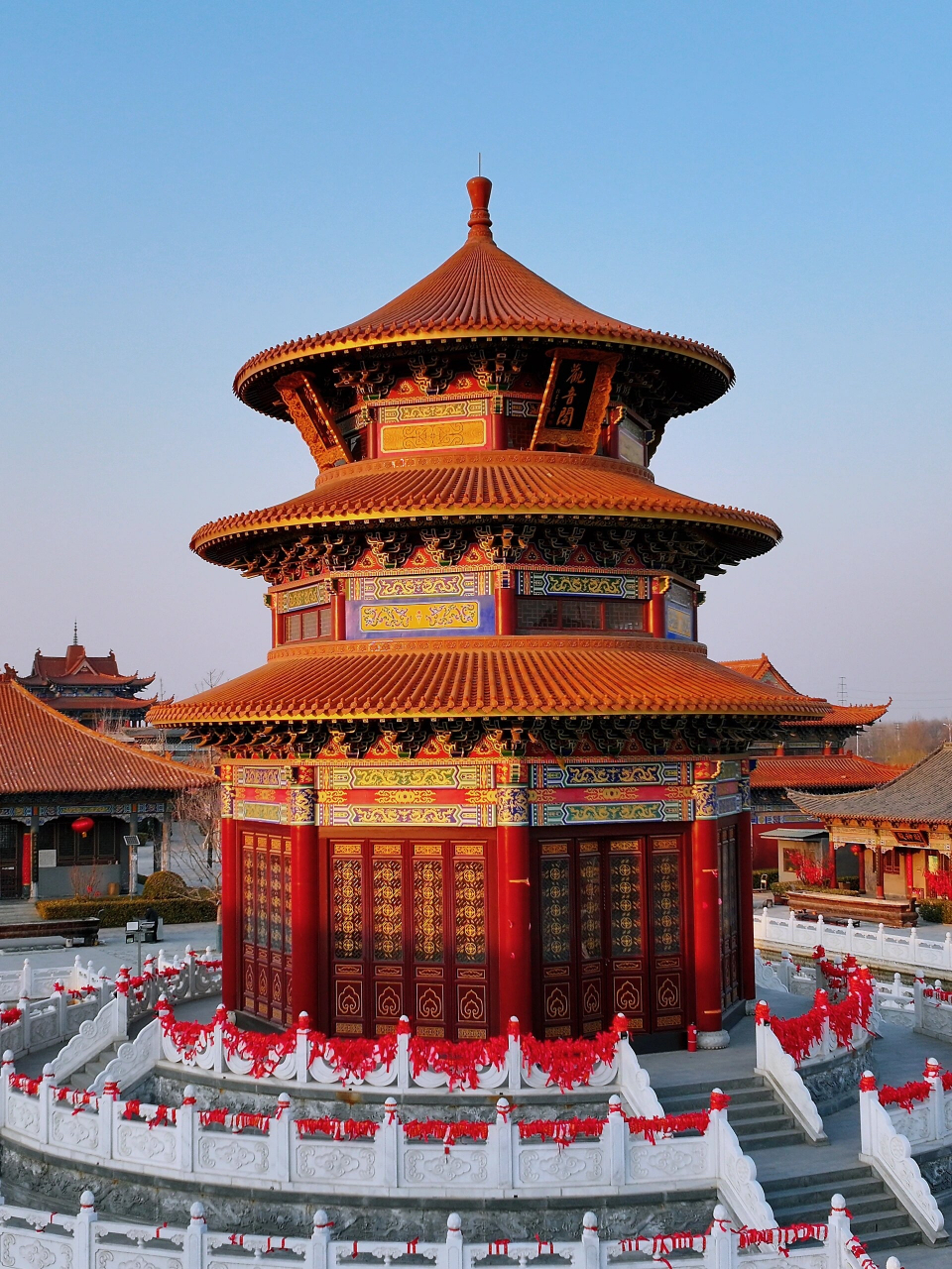 胜芳古镇大悲禅寺,距北京大约2小时车程,天津的话不到1小时.