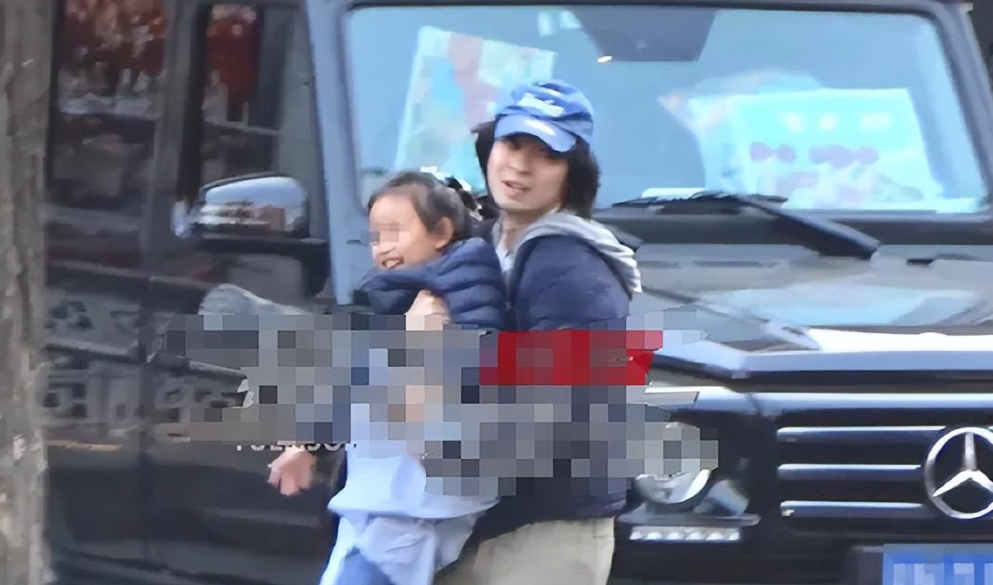 董子健再被质疑性取向和男助理带女儿出门状态亲密似一家三口