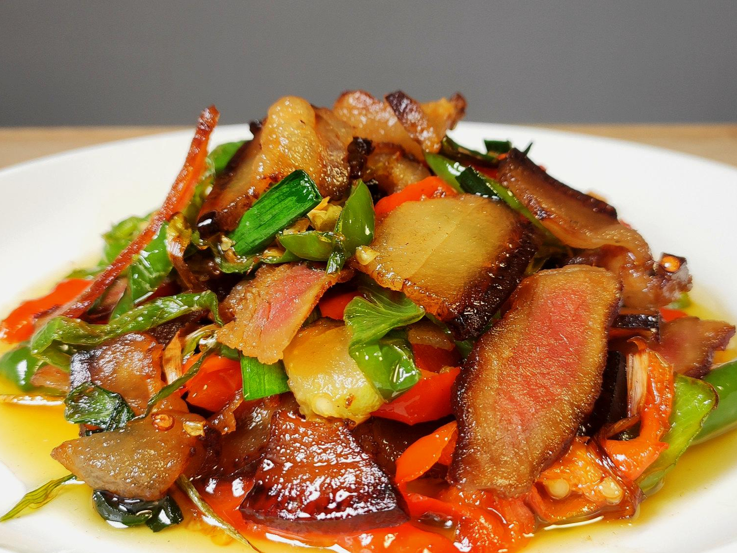 春季开胃菜,尖椒炒腊肉,香辣入味吃不腻!来看看怎么做