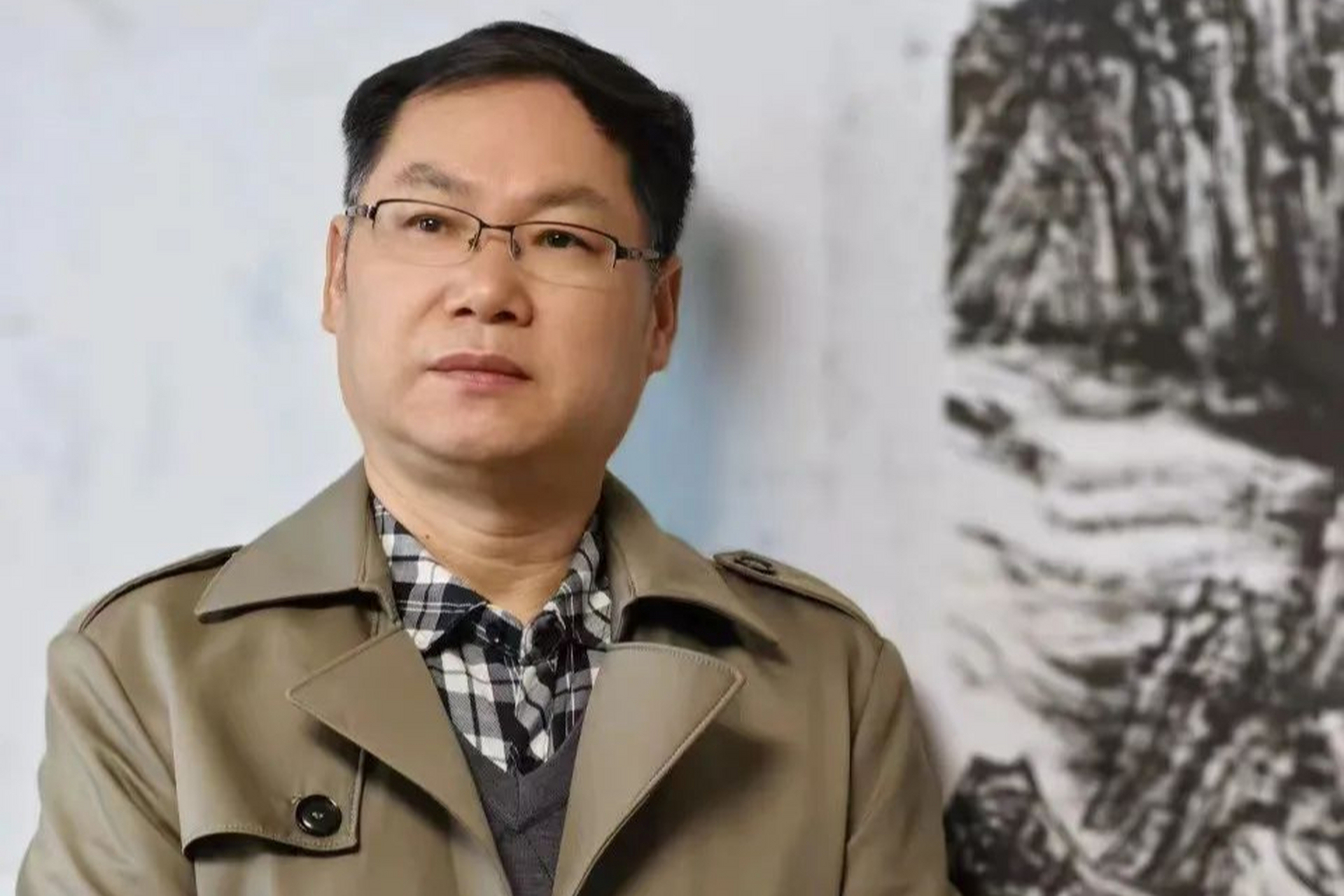 湖南籍画家向钊邦,中国美协会员,其山水画笔墨高古,雄浑壮伟,仿佛带你