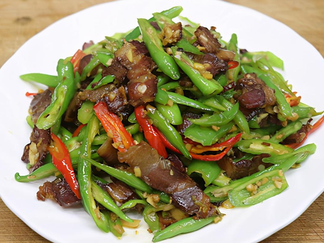 春季开胃菜,尖椒炒腊肉,香辣入味吃不腻!来看看怎么做