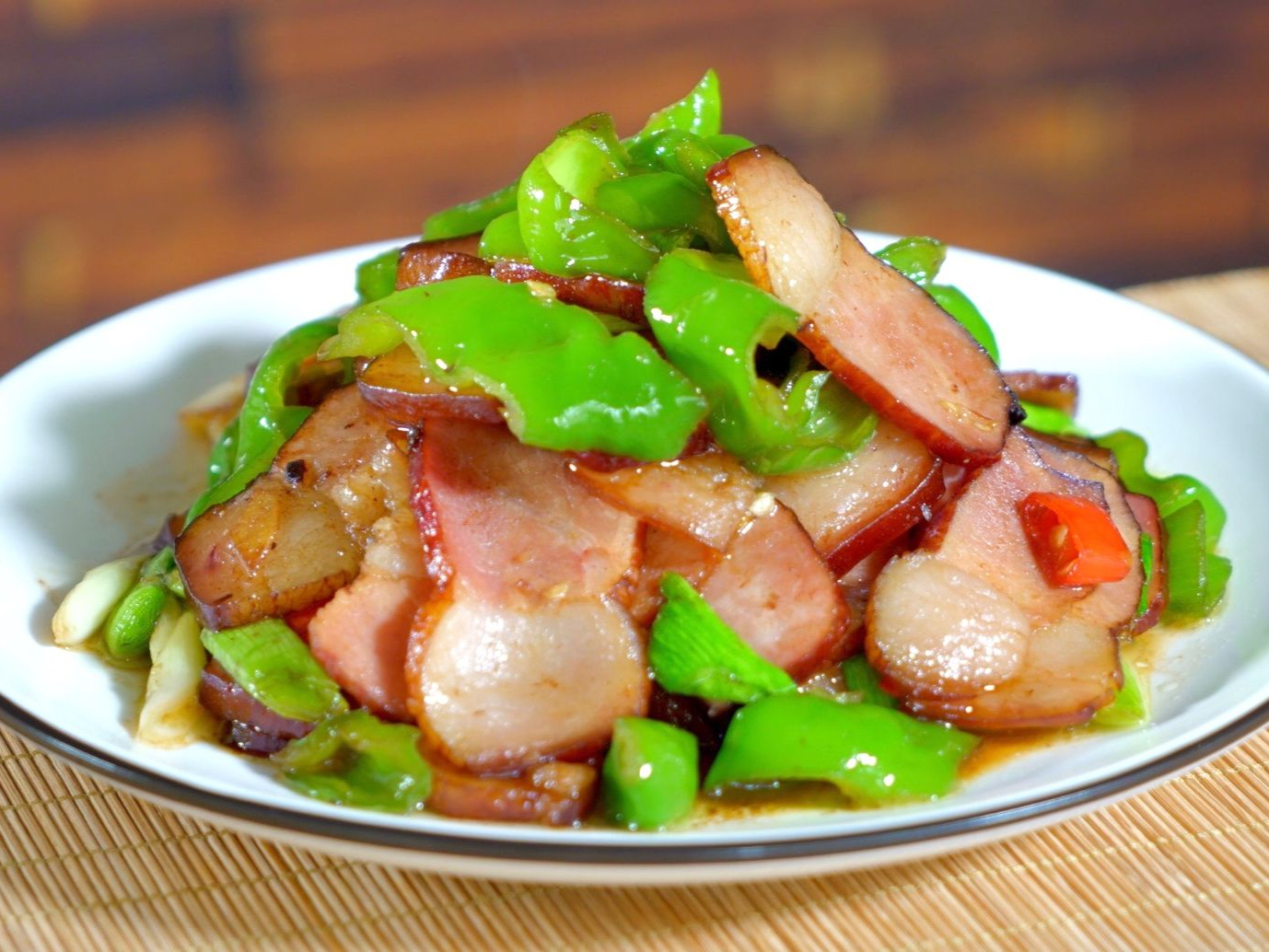 春季开胃菜,尖椒炒腊肉,香辣入味吃不腻!来看看怎么做