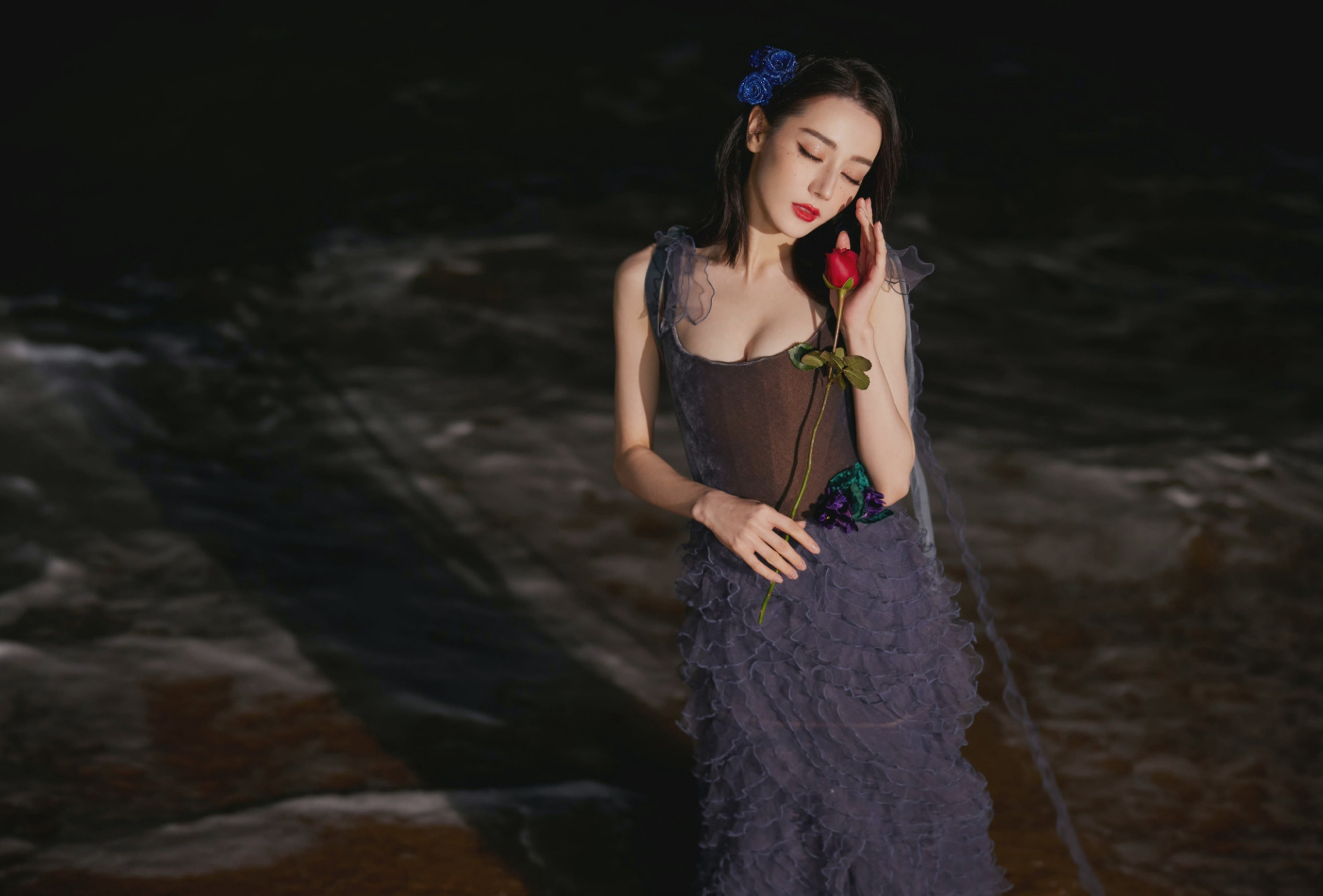 迪丽热巴拍的好有意境哦,像人鱼公主.