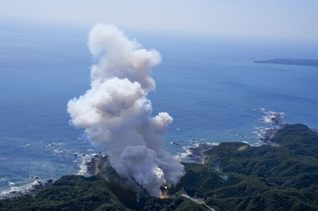 日本一火箭发射失败在半空中爆炸,现场画面曝光,网友反应太亮眼