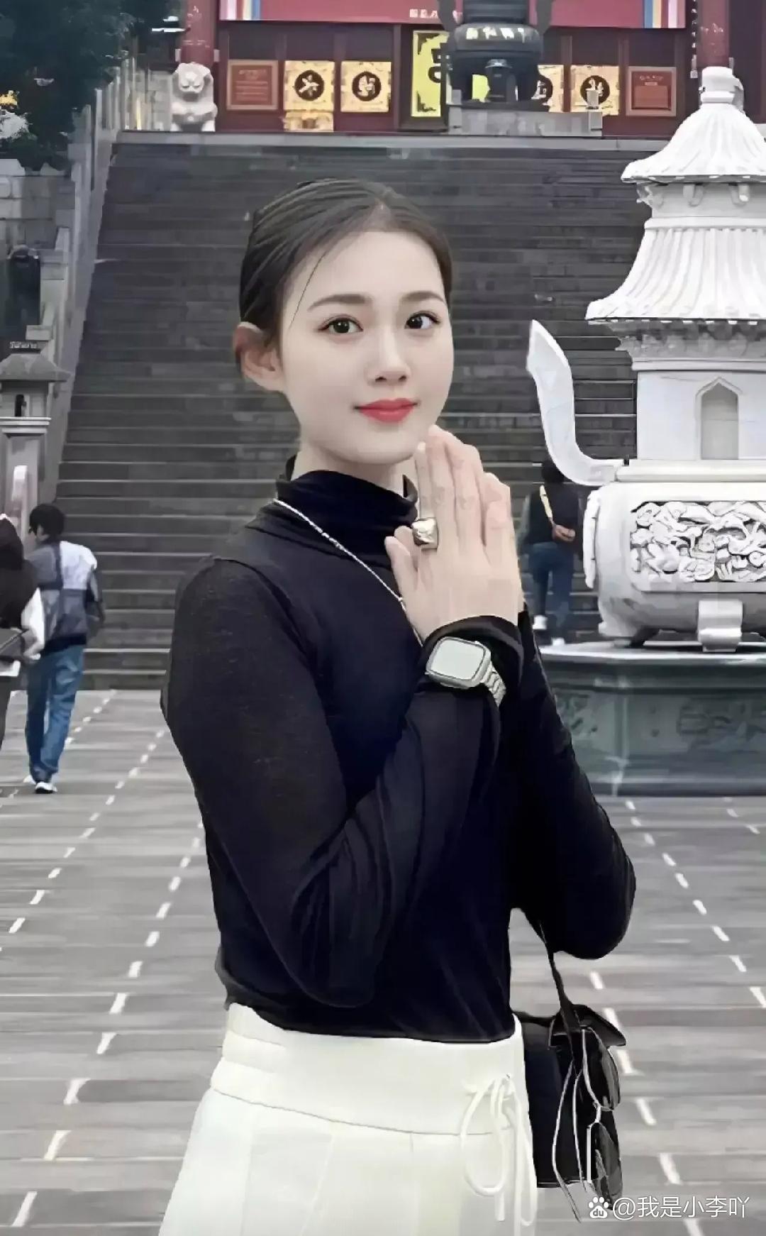 诚心拜佛这位黑衣女子双手合十