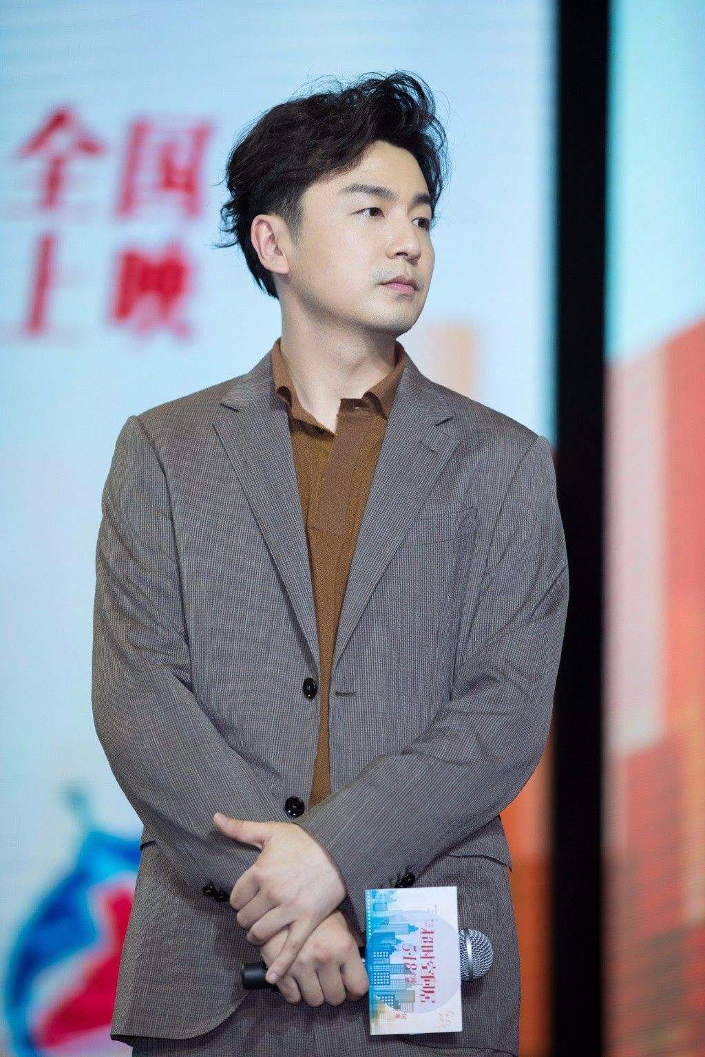 回顾雷佳音因初恋女友15岁辍学与大学同学结婚育有一女太幸福