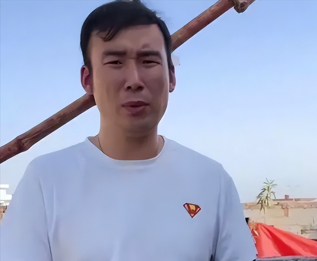 从百万富翁到百万"负"翁,王龙飞的人生犹如过山车一般,在他失意惆怅时