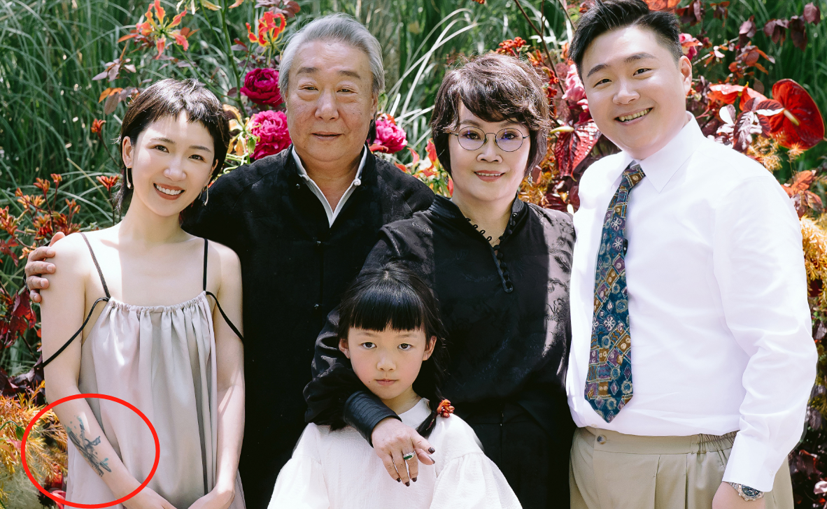 回顾郝劭文结婚!释小龙当伴郎,新娘穿睡衣,8岁继女见证幸福!