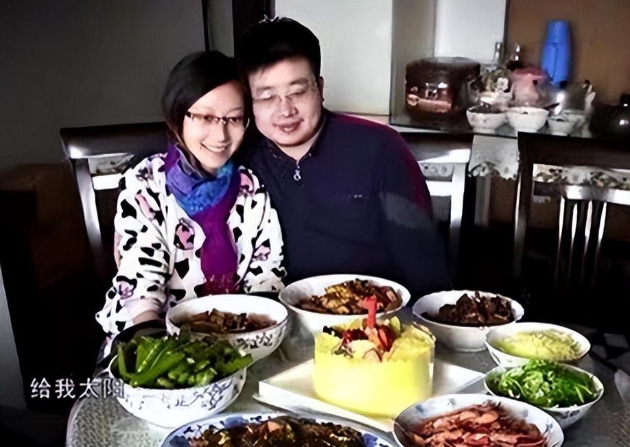 在回国没多久以后,张丽君就去世了,看着空荡荡的家里,韩诗俊想起了在