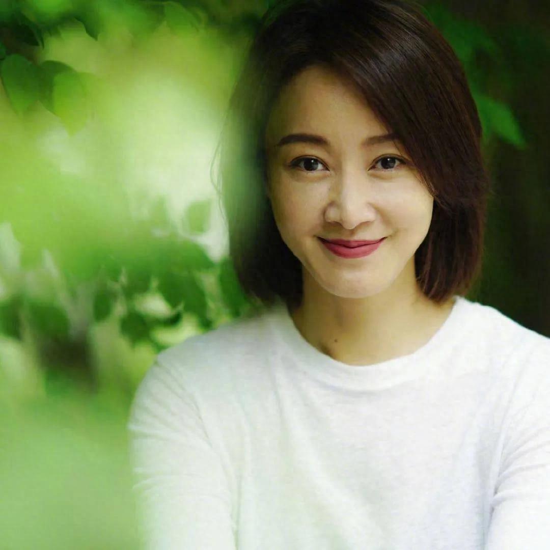 赵子琪:曾是央视美女主持,为丈夫路金波三年生俩,47岁被宠成宝