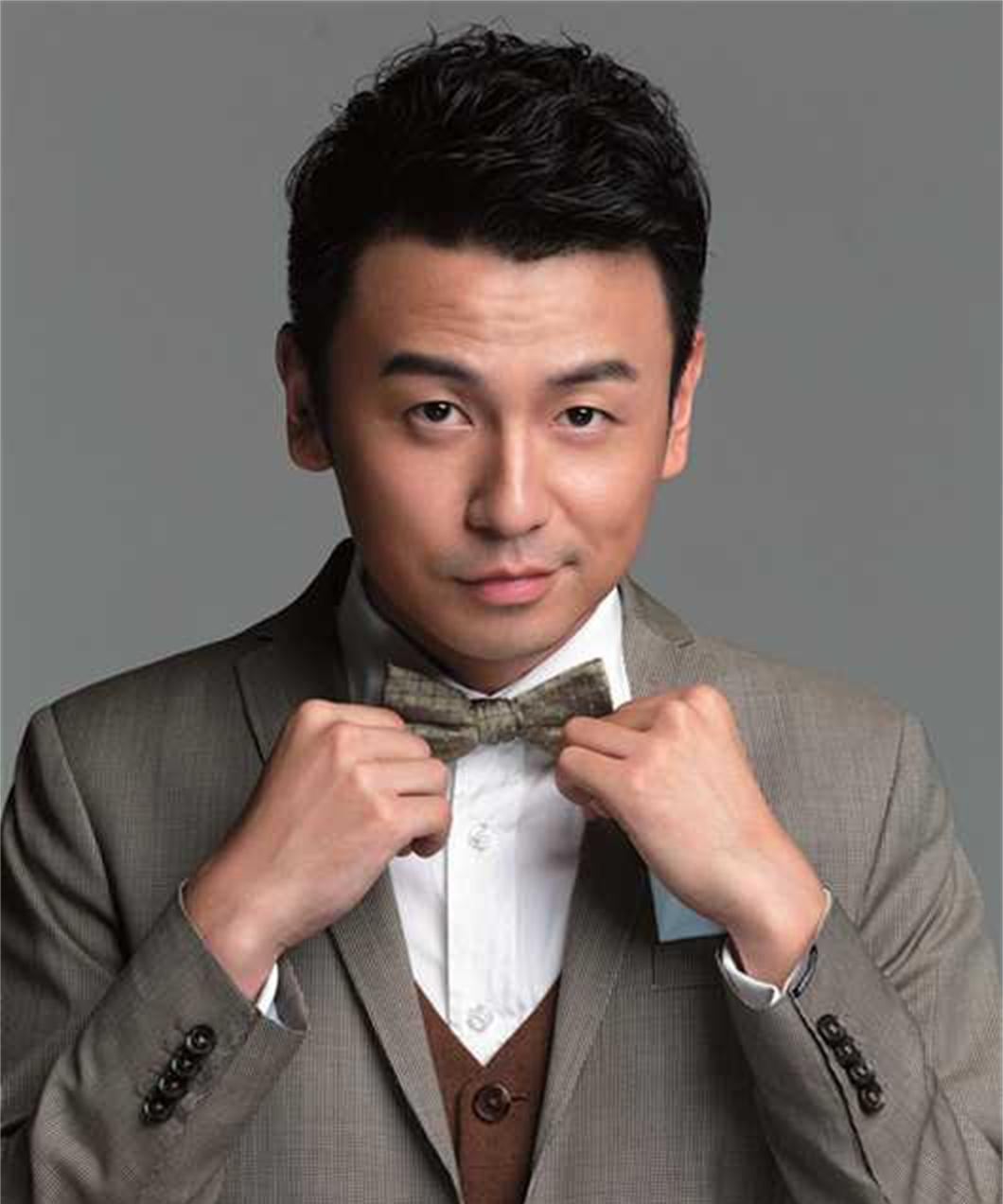 回顾雷佳音因初恋女友15岁辍学与大学同学结婚育有一女太幸福