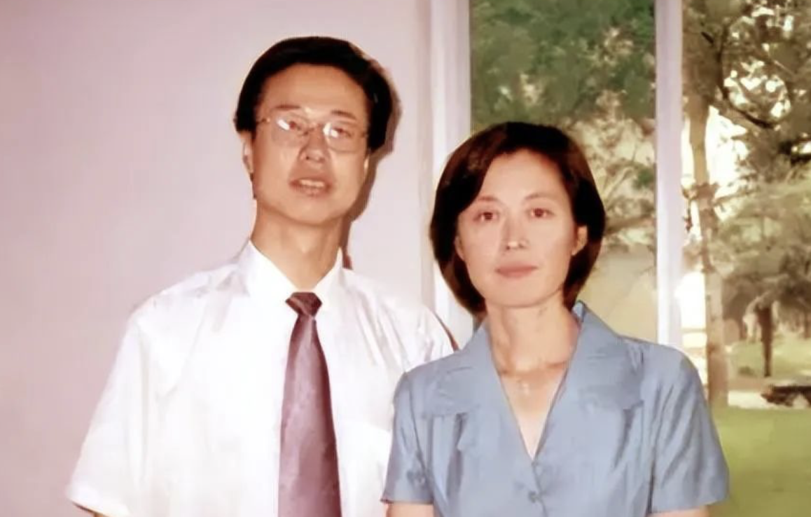 回顾主持人敬一丹在考场遇见富豪丈夫相伴42年被宠成了宝