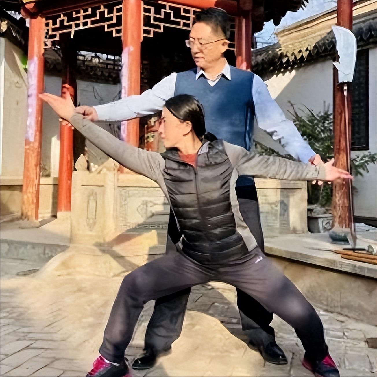 张含亮出生在甘肃武山的一个武术世家,父亲张鸿谋就是一名武术大师,正