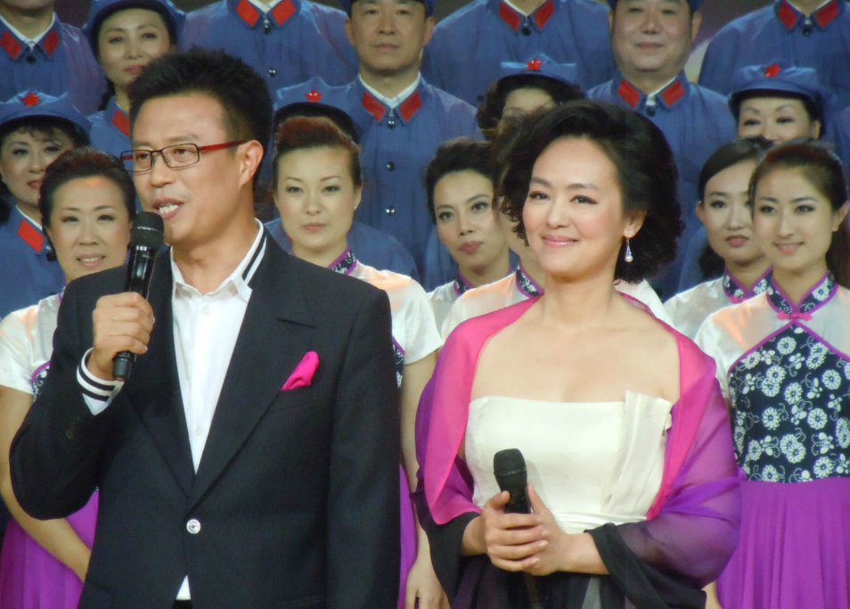 回顾主持人白燕升娶瘫痪残疾妻子婚后生一儿一女今幸福美满