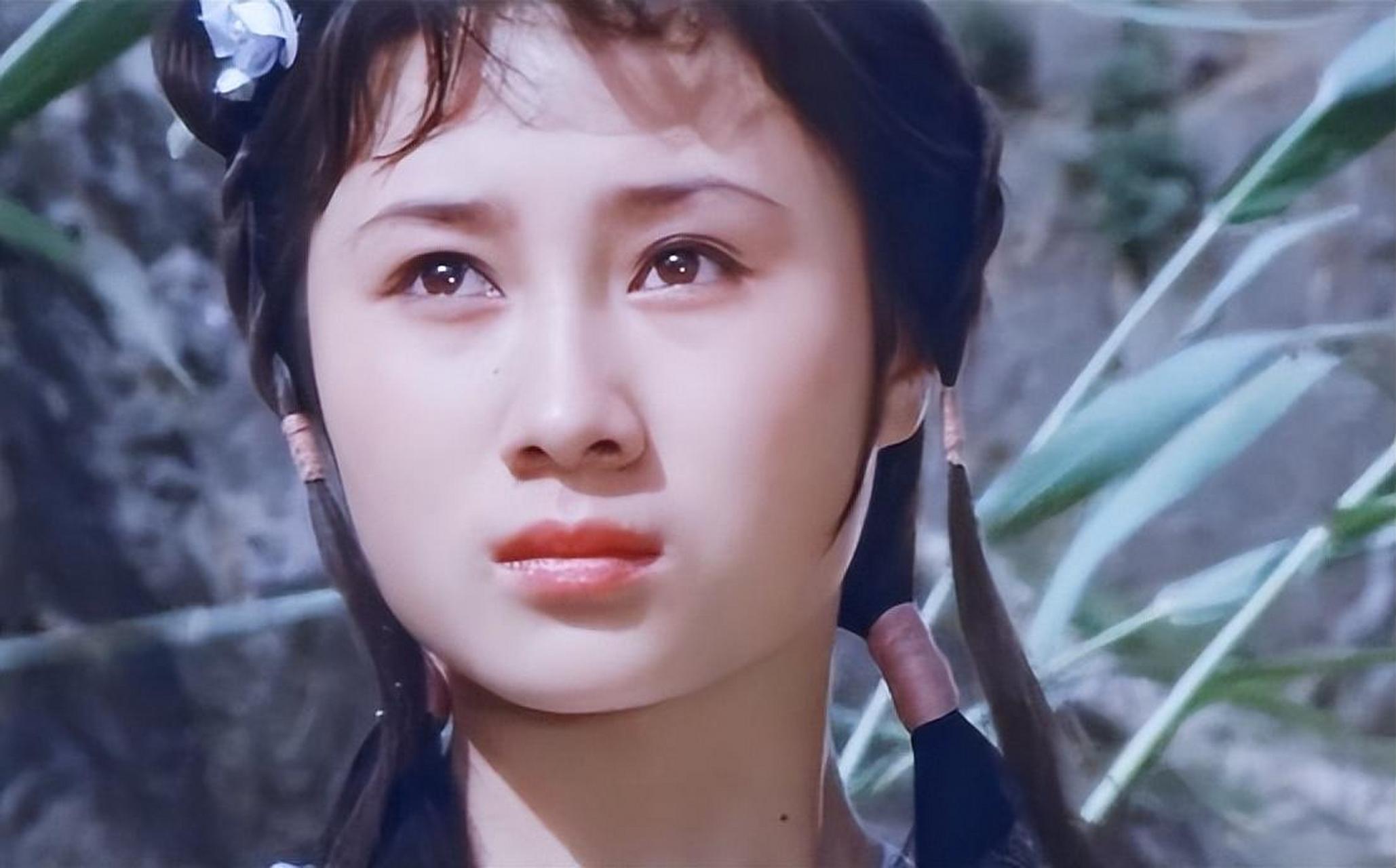 丁岚因出演《少林寺》而踏入娱乐圈,后因与李连杰传出绯闻而备受关注.