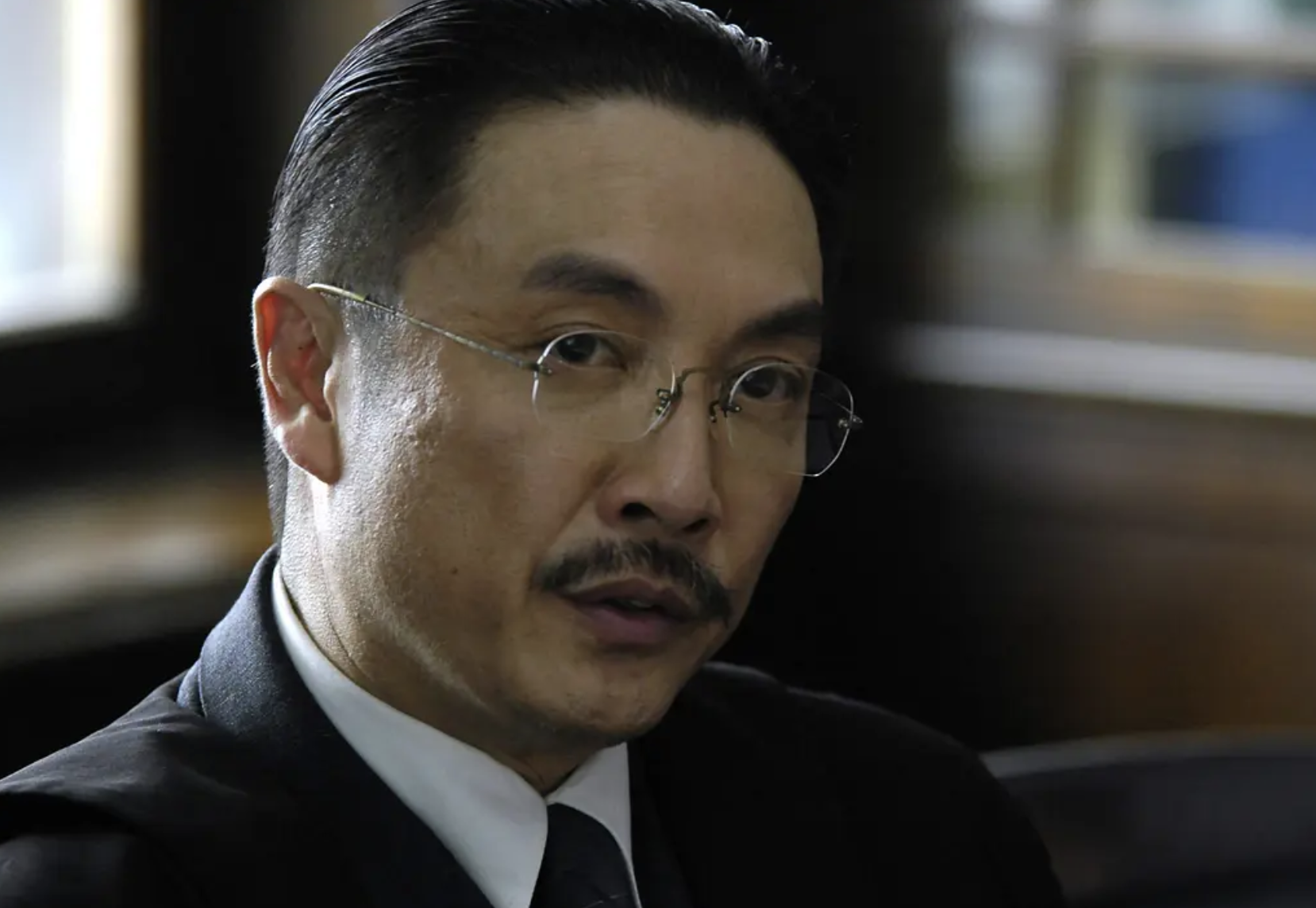 为了给妻子苏嘉燕提供一个富足美好的生活,刘松仁更加卖力拍戏.