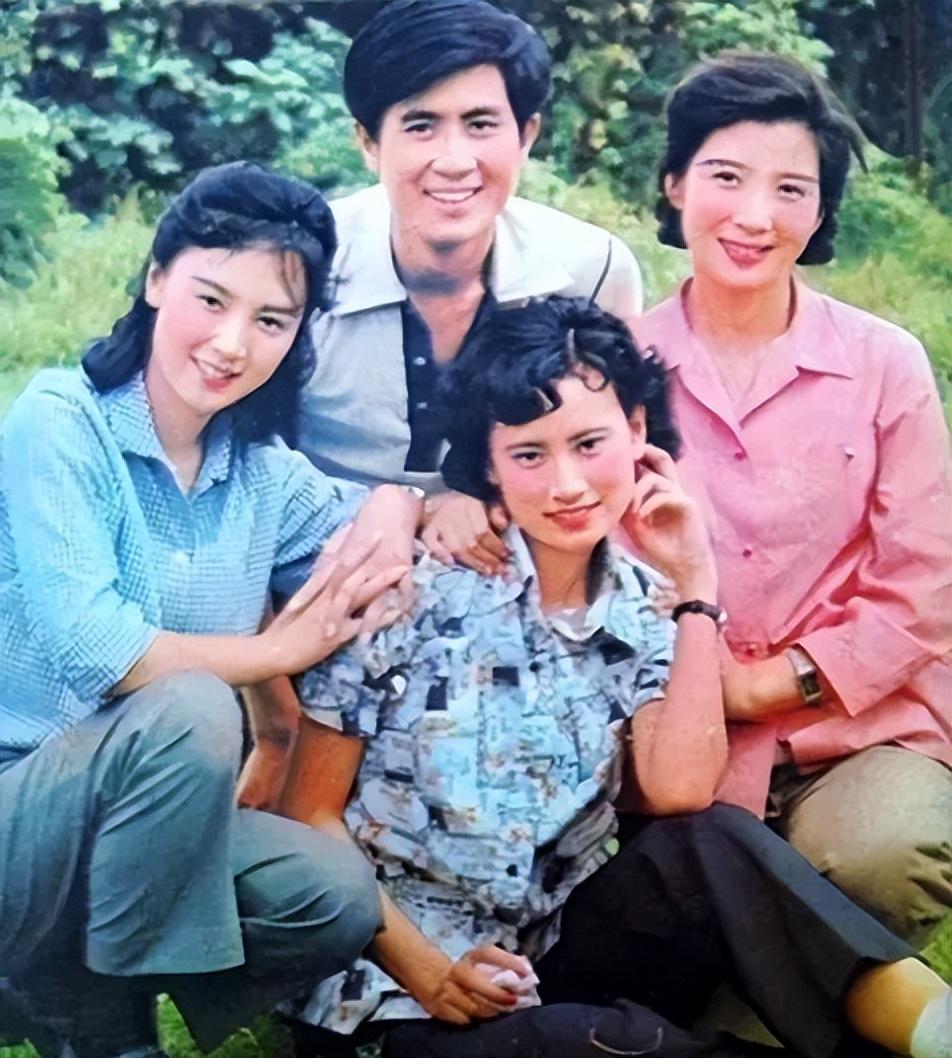 回顾郭凯敏抛弃为其生子的发妻张芝华转身娶了小四岁娇妻