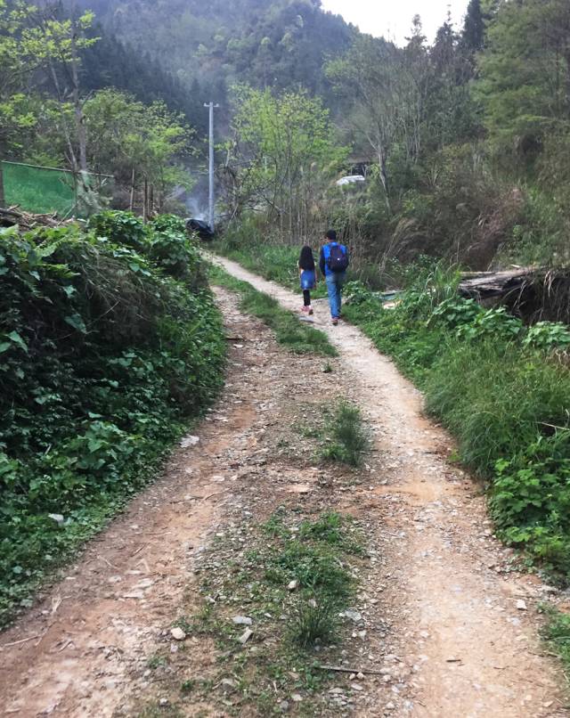 八十年代认识一个女孩子,高中读完订了亲,我上大学她等了我四年