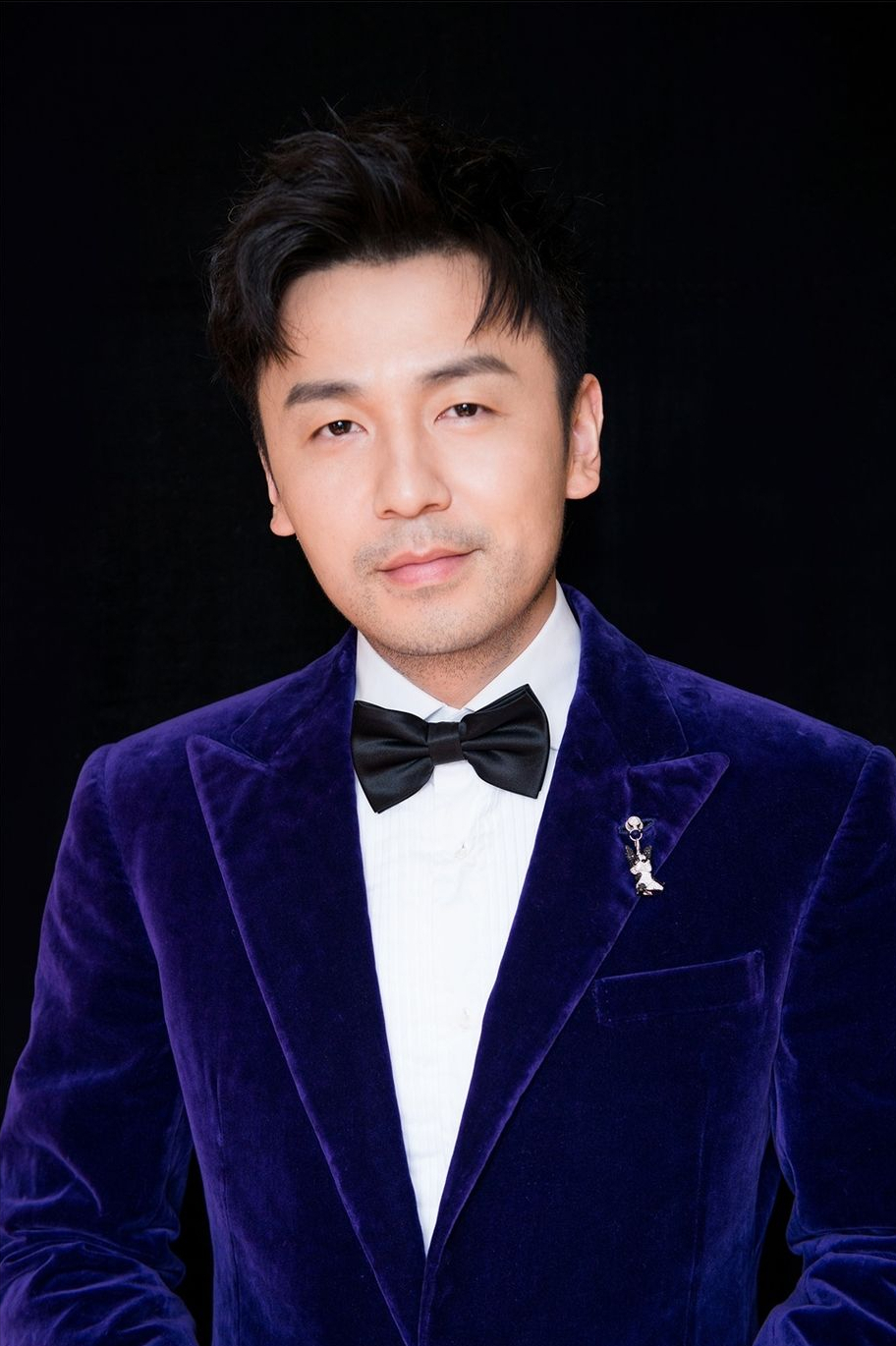 回顾雷佳音因初恋女友15岁辍学与大学同学结婚育有一女太幸福