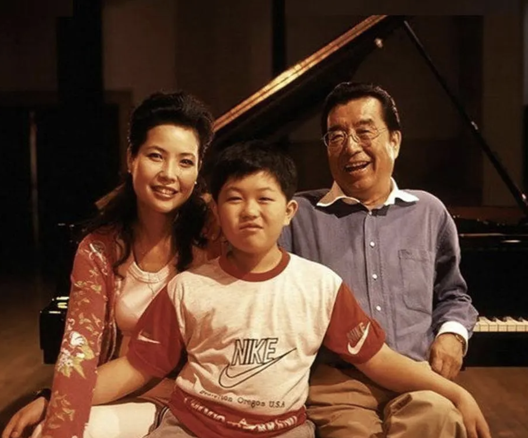 回顾李双江大儿子李贺未得到过父爱今不计前嫌孝顺父亲和继母