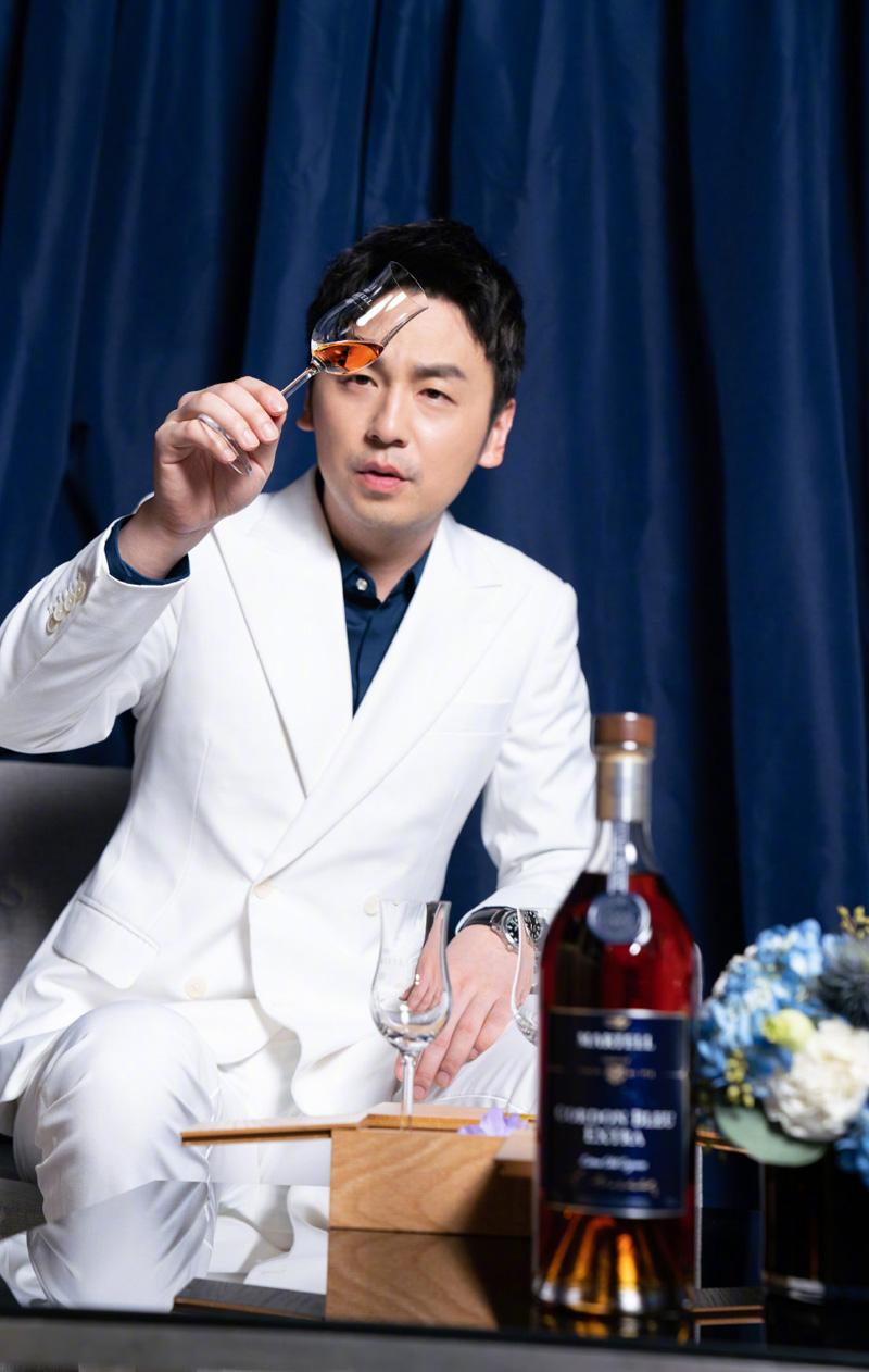 回顾雷佳音因初恋女友15岁辍学与大学同学结婚育有一女太幸福