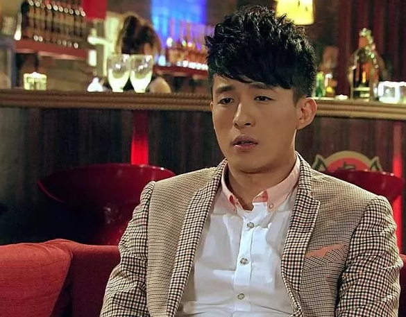 剧中专一傻萌的曾小贤生活中却出了轨,对爱情不负责任的吕子乔却将