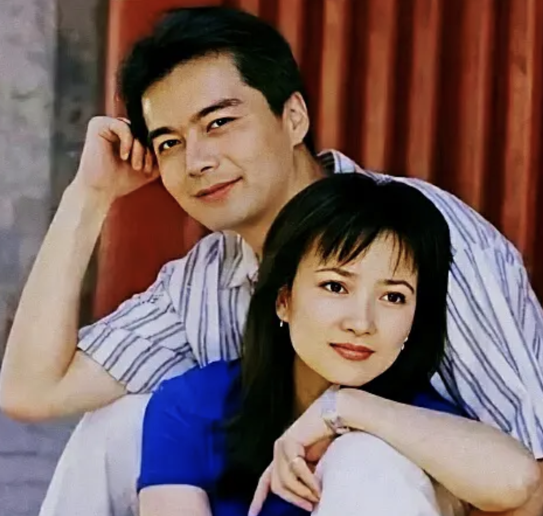 回顾许亚军一婚妻子离世与何晴遗憾离婚四婚娶娇妻获得幸福