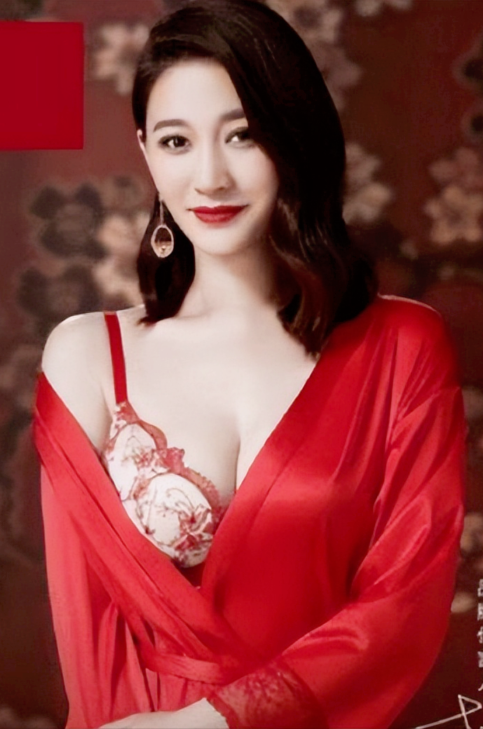 "冻龄"美女李小冉代言内衣广告,完美展现东方女性的魅力与实力