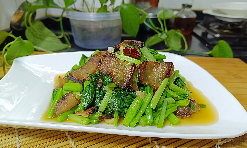 腊肉炒什么好吃?放1把白菜长出的苔一起炒,那叫一个香太下饭了