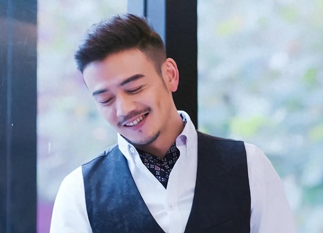 回顾演员杨烁婚内出轨自称硬汉却吃软饭怪不得童谣躲着他