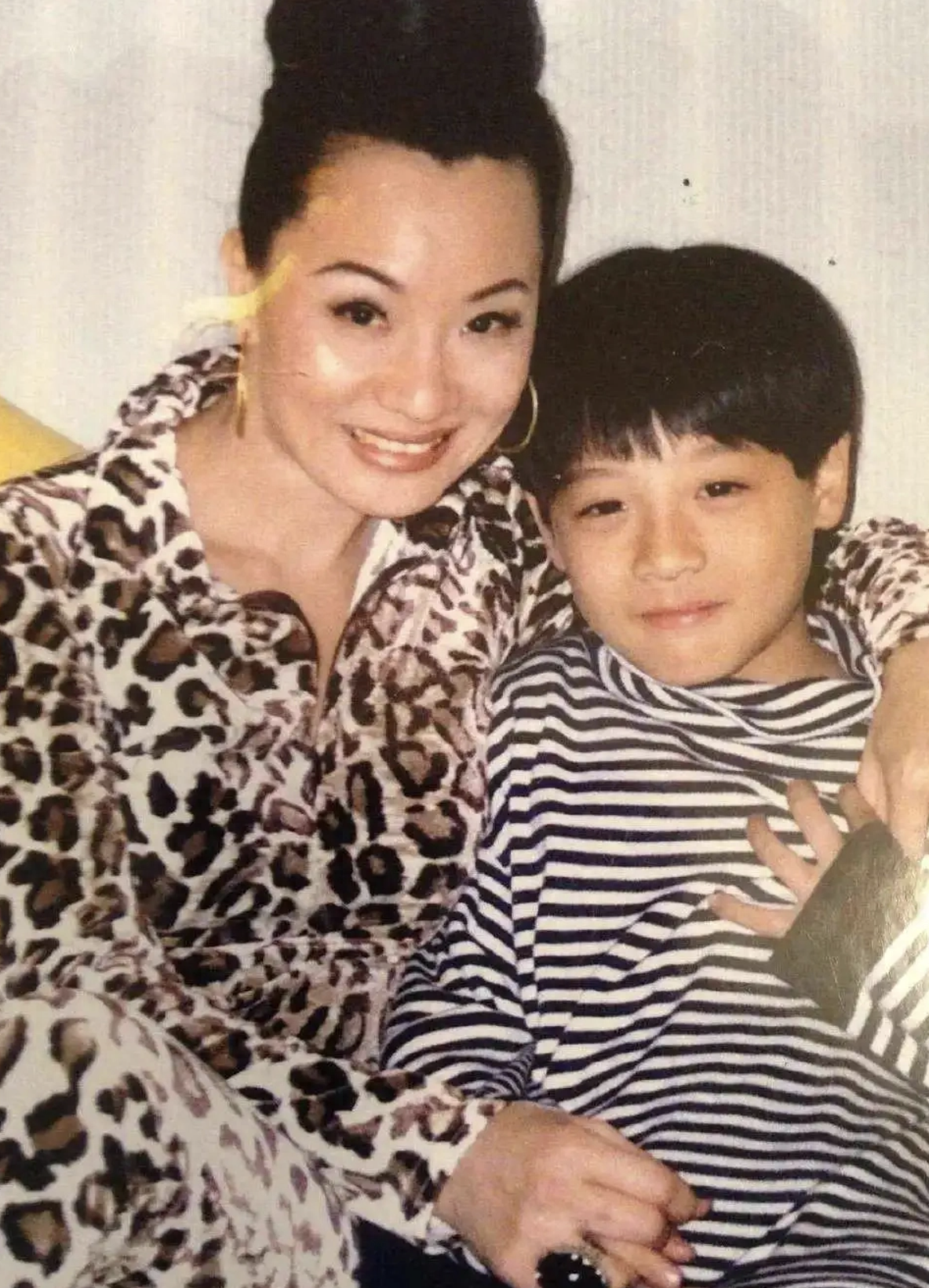 比莉在36岁那年,冒着高龄产妇的风险为周禹侯生下一子,取名叫周汤豪