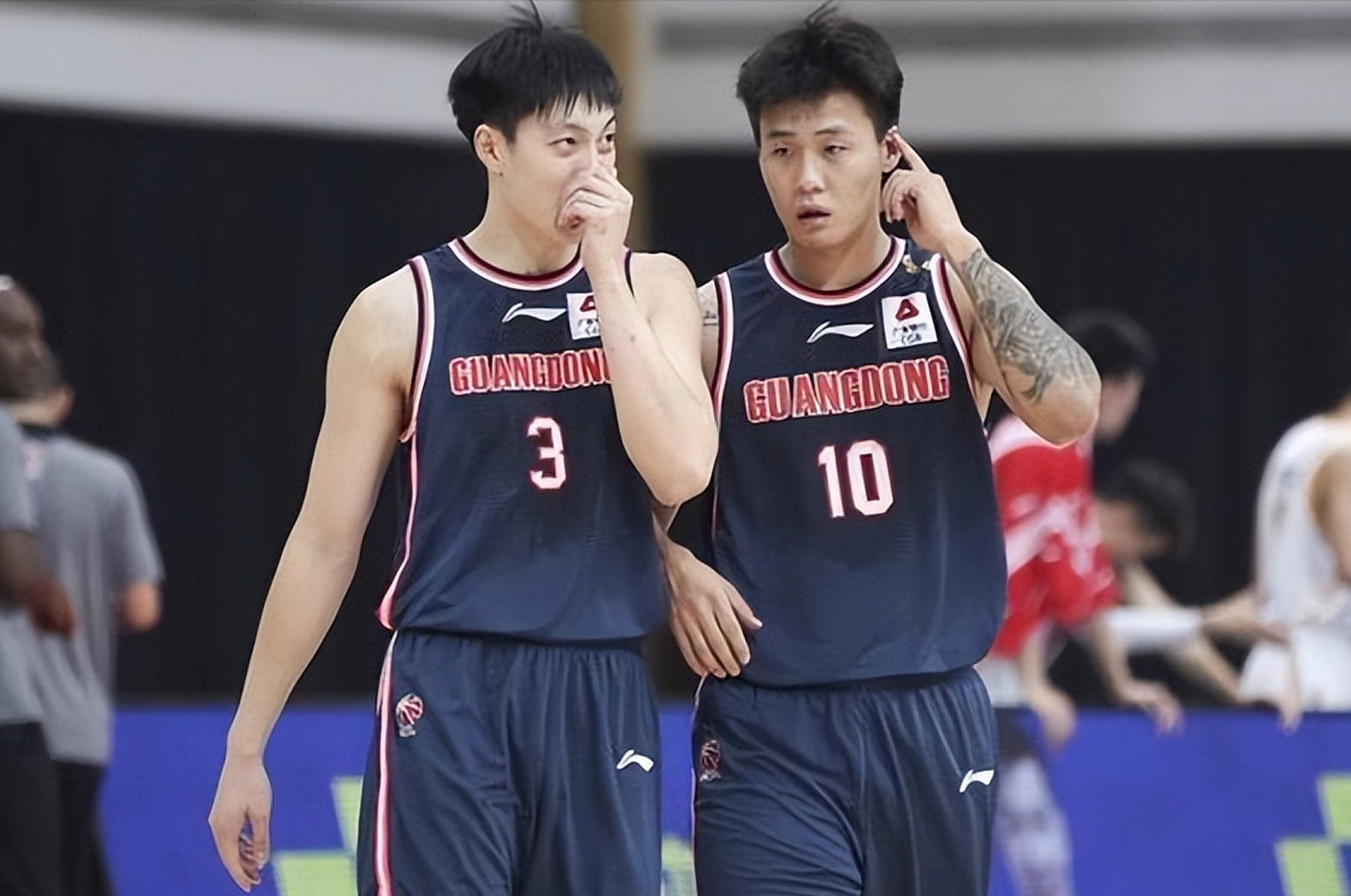 广东宏远客场逆转15分险胜福建男篮,胡明轩表现出色,得到26分6篮板2